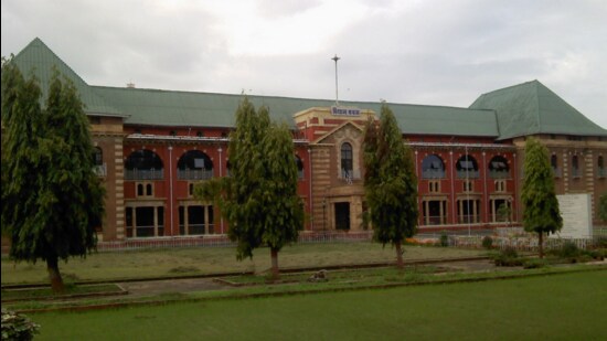 Police, bomb detection and disposal squad with sniffer dogs were inspecting the complex. (Wikipedia)