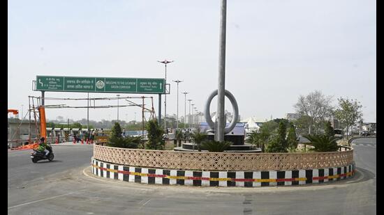 The Kukrail Road stretch opposite Central Academy School, close to Samta Mulak, is also likely to witness heavy traffic congestion as vehicles from Samta Mulak, Kukrail via the flyover, and the Green Corridor flyover converge at the same point. (Deepak Gupta/HT)