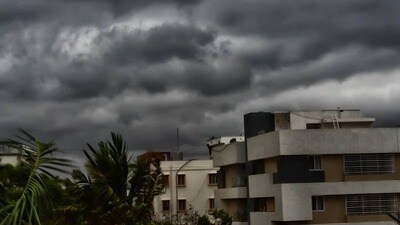 <p>మార్చి 15వ తేదీ నుంచి రాష్ట్రంలో వర్షాలు కురిసే అవకాశం ఉందని తెలిపింది. పలు జిల్లాల్లో ఉరుములు, మెరుపులతో కూడిన వర్షాలు పడొచ్చని అంచనా వేసింది. కొన్ని జిల్లాలకు ఎల్లో హెచ్చరికలను కూడా జారీ చేసింది.</p> <p>మార్చి 15వ తేదీ నుంచి రాష్ట్రంలో వర్షాలు కురిసే అవకాశం ఉందని తెలిపింది. పలు జిల్లాల్లో ఉరుములు, మెరుపులతో కూడిన వర్షాలు పడొచ్చని అంచనా వేసింది. కొన్ని జిల్లాలకు ఎల్లో హెచ్చరికలను కూడా జారీ చేసింది.</p>