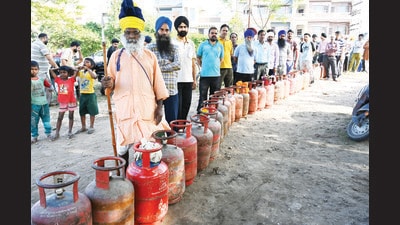 Heavy rush for LPG Gas in Sector 78 in Mohali. (HT) Heavy rush for LPG Gas in Sector 78 in Mohali. (HT)