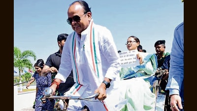 Jharkhand health minister Irfan Ansari rides a rickshaw to Assembly on Friday with agriculture minister Shilpi Neha Tirkey on the passenger seat, in protest against alleged LPG crisis (HT PHOTO)