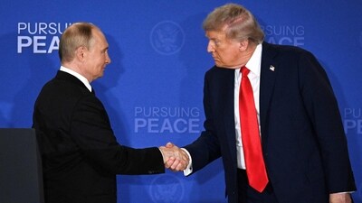 A file photo of US President Donald Trump (right) and Russian President Vladimir Putin during their meeting in Alaska in 2025. (AFP)