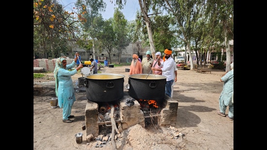 Due to the shortage of gas cylinders, volunteers using wood fire to prepare langar for AIIMS, Bathinda. (Sanjeev Kumar/HT)