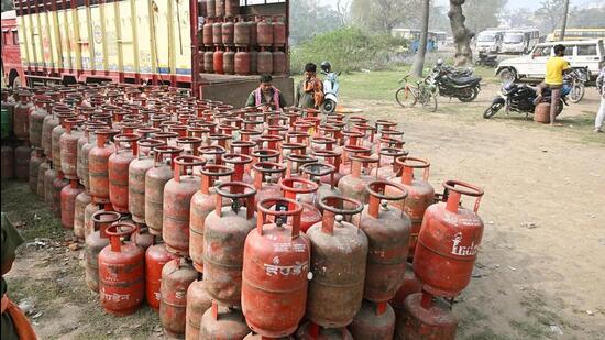 In a statement on Friday, the Delhi government advised citizens not to engage in panic buying or hoarding of fuel and to disregard rumours circulating on social media regarding any disruption in supply. (HT Photo)