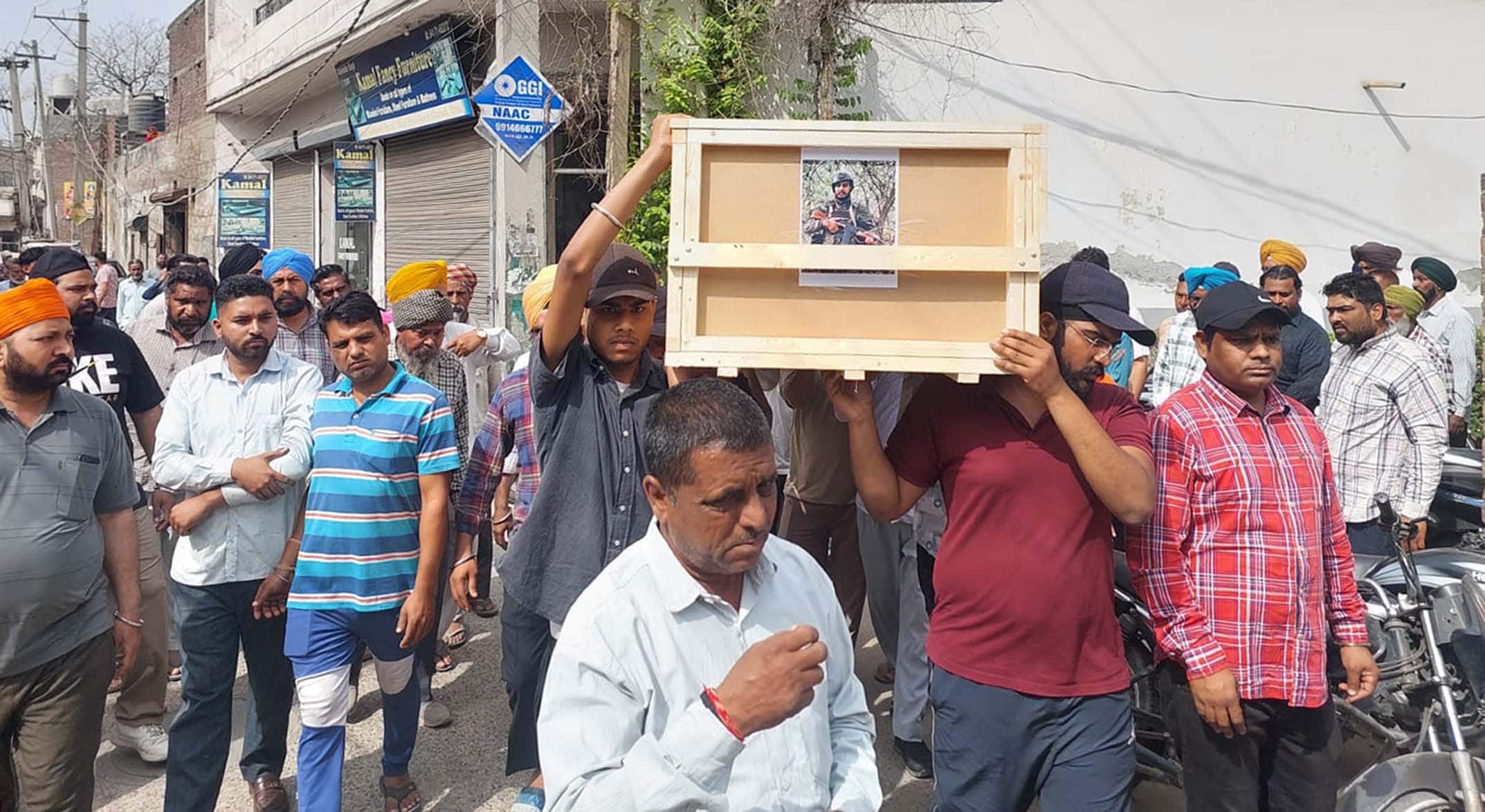 Kin taking the body of Samarjeet Singh for cremation in Ludhiana on Friday. (HT) Kin taking the body of Samarjeet Singh for cremation in Ludhiana on Friday. (HT)