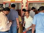 Consumers at a gas agency in Lucknow on Friday. (HT Photo)