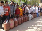 కాన్పూర్ లో ఎల్పీజీ కోసం బారులు తీరిన జనం(PTI)
