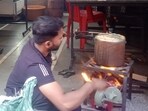 The demand for traditional stoves is increasing in both urban and rural areas. (MAHENDRA KOLHE/HT)