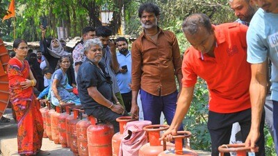 ఆన్లైన్లో గ్యాస్ సిలిండర్ని ఎలా బుక్ చేసుకోవాలి? (HT Print) ఆన్లైన్లో గ్యాస్ సిలిండర్ని ఎలా బుక్ చేసుకోవాలి? (HT Print)