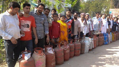 కాన్పూర్ లో ఎల్పీజీ కోసం బారులు తీరిన జనం (PTI)