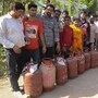 కాన్పూర్ లో ఎల్పీజీ కోసం బారులు తీరిన జనం