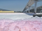 Yamuna froth has turned pink over the last three day. (Arvind Yadav/HT Photo) Yamuna froth has turned pink over the last three day. (Arvind Yadav/HT Photo)