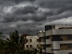 <p>IMD ప్రకారం, కొన్ని జిల్లాల్లో ముఖ్యంగా మధ్యాహ్నం లేదా సాయంత్రం వేళల్లో బలమైన గాలులతో పాటు భారీ వర్షాలు కూడా కురిసే అవకాశం ఉంది. మార్చి 21 వరకు వర్షాలు కొనసాగే అవకాశం ఉన్నందున, అనేక జిల్లాల్లో ఉరుములు, ఈదురుగాలులు వీచే అవకాశం ఉందని వాతావరణ శాఖ హెచ్చరిక జారీ చేసింది. చెట్ల కింద, బహిరంగ ప్రదేశాల్లో నిల్చోకూడదని ఐఎండీ హెచ్చరించింది.</p>