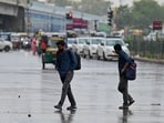 Maximum temperature fell to 27.2°C after showers. The weather department expects dry conditions for the next few days. (Parveen Kumar/HT)