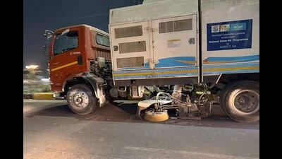A road sweeping machine in action in Ludhiana on Sunday (HT Photo) A road sweeping machine in action in Ludhiana on Sunday (HT Photo)