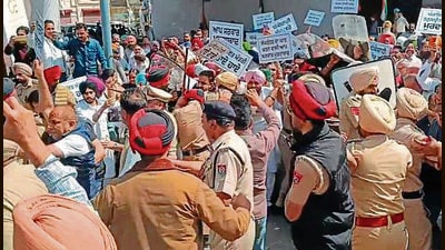 Police apprehended Congress workers in Khanna in Ludhiana on Monday. (HT Photo) Police apprehended Congress workers in Khanna in Ludhiana on Monday. (HT Photo)