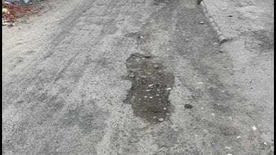 Residents complain of dust, damaged surfaces and safety risks, saying around 500 families are affected by the poor condition of internal roads. (HT Photo) Residents complain of dust, damaged surfaces and safety risks, saying around 500 families are affected by the poor condition of internal roads. (HT Photo)