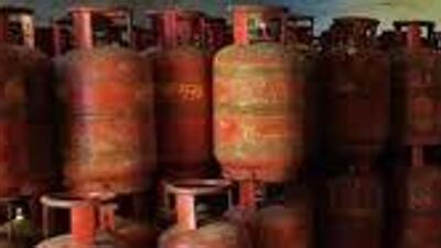 The district administration has constituted a committee of senior officials to curb black marketing of gas cylinders and large-scale checking of gas agencies is being conducted by various teams. (HT File)