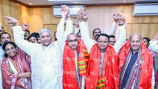 విజయం సాధించిన బీజేపీ అభ్యర్థులను అభినందిస్తున్న ఒడిశా ముఖ్యమంత్రి మోహన్ చరణ్ మాఝీ (@MohanMOdisha X)