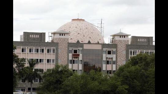 Many citizens complained that they are yet to receive basic infrastructure such as water supply, roads, streetlights and public amenities after the merger, while the civic body is demanding full property tax. (HT)