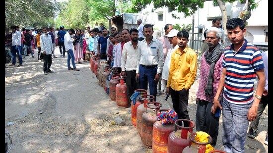 People standing in long queues, waiting for LPG delivery, in Gomti Nagar in Lucknow on Monday. (Deepak Gupta//HT Photo)