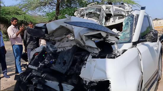 The mangled remains of the Land Rover Defender. (HT)