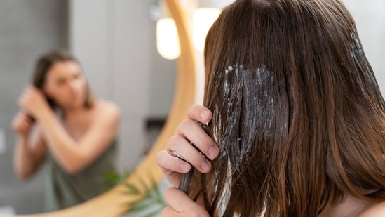 Try these 8 conditioners for dry and dull hair (Freepik)