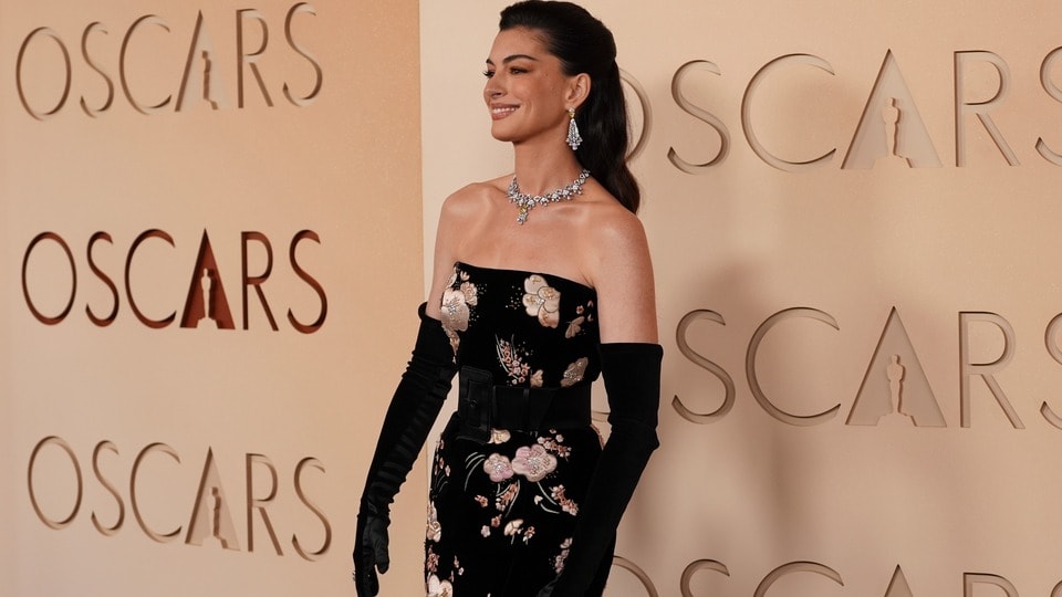 <p>Anne Hathaway: మరో స్టార్ హీరోయిన్ ఆనె హాథవే ఇలా బ్లాక్ ఫ్లోరల్ డ్రెస్ లో మెరిసిపోయింది.</p>(Gregory Bull/Invision/AP)