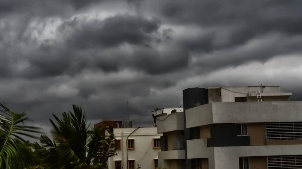 <p>IMD ప్రకారం, కొన్ని జిల్లాల్లో ముఖ్యంగా మధ్యాహ్నం లేదా సాయంత్రం వేళల్లో బలమైన గాలులతో పాటు భారీ వర్షాలు కూడా కురిసే అవకాశం ఉంది. మార్చి 21 వరకు వర్షాలు కొనసాగే అవకాశం ఉన్నందున, అనేక జిల్లాల్లో ఉరుములు, ఈదురుగాలులు వీచే అవకాశం ఉందని వాతావరణ శాఖ హెచ్చరిక జారీ చేసింది. చెట్ల కింద, బహిరంగ ప్రదేశాల్లో నిల్చోకూడదని ఐఎండీ హెచ్చరించింది.</p>