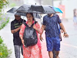 তেড়ে আসছে বৃষ্টি! (Photo by Anshuman Poyrekar/Hindustan Times)