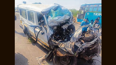 A tyre burst caused a collision between a cruiser vehicle and a truck on the Pune–Solapur Highway near Indapur on Tuesday morning (HT PIC)