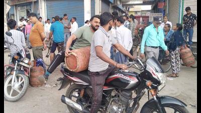 Amid panic over LPG shortage locals thronged outside the gas agencies in a bid to get a cylinder for their family. (HT Photo) Amid panic over LPG shortage locals thronged outside the gas agencies in a bid to get a cylinder for their family. (HT Photo)