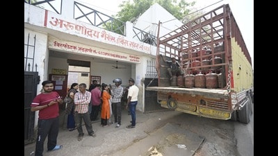 Consumers are seen without queues at Arunoday Gas Agency in Sadar. No shortage or inconvenience in obtaining LPG cylinders was reported here. (Deepak Gupta/HT Photo) Consumers are seen without queues at Arunoday Gas Agency in Sadar. No shortage or inconvenience in obtaining LPG cylinders was reported here. (Deepak Gupta/HT Photo)
