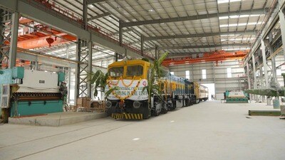 <p>తెలంగాణలోని కాజీపేటలో నిర్మిస్తున్న రైల్వే మ్యానుఫాక్చరింగ్ యూనిట్ (RMU) పనులు వేగంగా కొనసాగుతున్నాయి. ఇప్పటివరకు 85 శాతం పనులు పూర్తయ్యాయి.ఈ యూనిట్ త్వరలో ప్రారంభం కానుంది. <br> </p> <p>తెలంగాణలోని కాజీపేటలో నిర్మిస్తున్న రైల్వే మ్యానుఫాక్చరింగ్ యూనిట్ (RMU) పనులు వేగంగా కొనసాగుతున్నాయి. ఇప్పటివరకు 85 శాతం పనులు పూర్తయ్యాయి.ఈ యూనిట్ త్వరలో ప్రారంభం కానుంది. <br> </p>