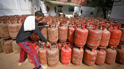 LPG গ্যাস সিলিন্ডার নিয়ে বড় নিয়ম! আধার ছাড়া মিলবে না। (ছবিটি প্রতীকী, সৌজন্যে সঞ্চিত খান্না/হিন্দুস্তান টাইমস)