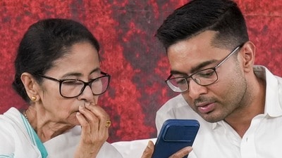 বিধানসভা নির্বাচনের জন্য তৃণমূল কংগ্রেসের প্রার্থীতালিকার ঘোষণা মমতা বন্দ্যোপাধ্যায়ের। (ফাইল ছবি, সৌজন্যে পিটিআই) বিধানসভা নির্বাচনের জন্য তৃণমূল কংগ্রেসের প্রার্থীতালিকার ঘোষণা মমতা বন্দ্যোপাধ্যায়ের। (ফাইল ছবি, সৌজন্যে পিটিআই)