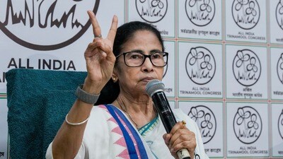 তৃণমূল কংগ্রেসের প্রার্থীতালিকা ঘোষণার সময় মুখ্যমন্ত্রী মমতা বন্দ্যোপাধ্যায়। (ছবি সৌজন্যে পিটিআই)