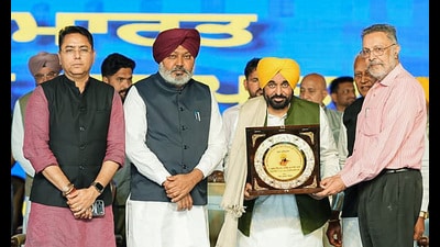 Punjab CM Bhagwant Mann being felicitated during a public meeting in the grain market of the Dhuri constituency, in Sangrur on Tuesday. (ANI) Punjab CM Bhagwant Mann being felicitated during a public meeting in the grain market of the Dhuri constituency, in Sangrur on Tuesday. (ANI)