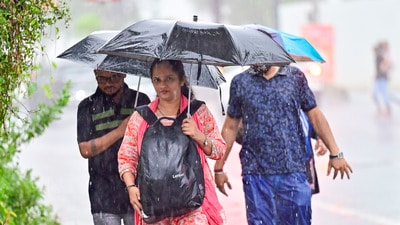 তেড়ে আসছে বৃষ্টি! (Photo by Anshuman Poyrekar/Hindustan Times)