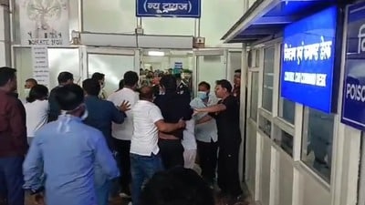 వెంటిలేటర్ ఆలస్యమైందని డాక్టర్లపై బంధువుల దాడి.. రోగి మృతితో ఉద్రిక్తత వెంటిలేటర్ ఆలస్యమైందని డాక్టర్లపై బంధువుల దాడి.. రోగి మృతితో ఉద్రిక్తత