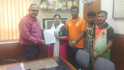 মহিলা এএফসি এশিয়ান কাপে ভারতীয় দলকে যে চরম অব্যবস্থার মুখে পড়তে হয়েছে, তা নিয়ে স্মারকলিপি জমা দিলেন কলকাতার ফুটবলপ্রেমীরা। মহিলা এএফসি এশিয়ান কাপে ভারতীয় দলকে যে চরম অব্যবস্থার মুখে পড়তে হয়েছে, তা নিয়ে স্মারকলিপি জমা দিলেন কলকাতার ফুটবলপ্রেমীরা।