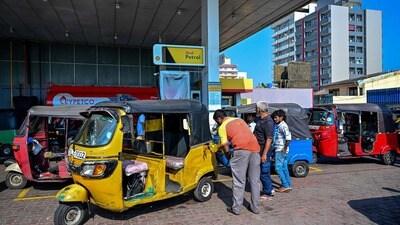 కొలంబోలోని ఒక పెట్రోల్ బంకులో పరిస్థితి.. (AFP) కొలంబోలోని ఒక పెట్రోల్ బంకులో పరిస్థితి.. (AFP)