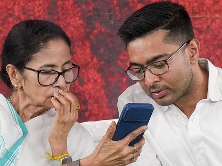 বিধানসভা নির্বাচনের জন্য তৃণমূল কংগ্রেসের প্রার্থীতালিকার ঘোষণা মমতা বন্দ্যোপাধ্যায়ের। (ফাইল ছবি, সৌজন্যে পিটিআই)