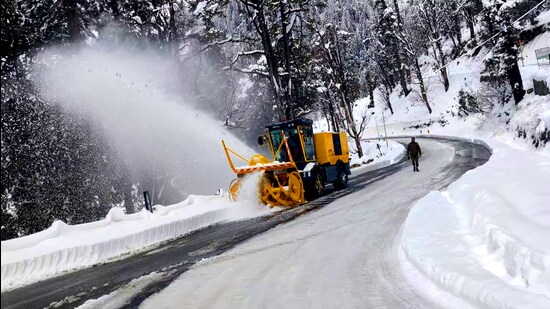 A BRO team clearing snow near the Atal Tunnel in Manali on Tuesday. As the wet spell is likely to continue in Himachal Pradesh over the next few days, the India meteorological department (IMD) office in Shimla has issued a yellow alert of hailstorms in Kullu, Mandi and Shimla districts for March 18 and 19. (Aqil Khan /HT)