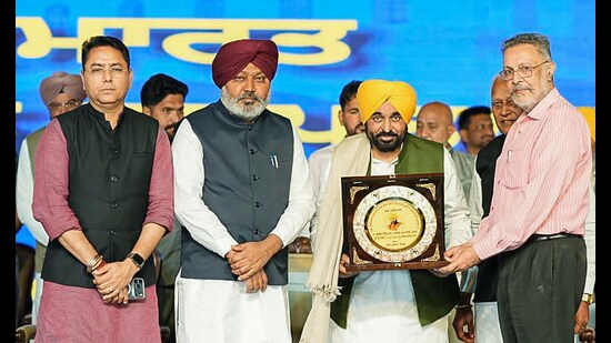 Punjab CM Bhagwant Mann being felicitated during a public meeting in the grain market of the Dhuri constituency, in Sangrur on Tuesday. (ANI)