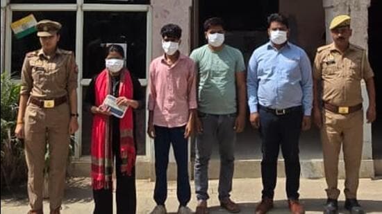 When the siblings were interrogated, it was revealed that they had come in contact with one Danish (single name), a BPharma-educated, through a relative. “Since they were dealing with a financial crisis, they learned about Danish, who could help in paying the bill on a commission of 10 to 15 per cent of the total amount. They paid him ₹1 lakh for his service,” the officer added. (HT Photo)