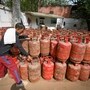 LPG গ্যাস সিলিন্ডার নিয়ে বড় নিয়ম! আধার ছাড়া মিলবে না। (ছবিটি প্রতীকী, সৌজন্যে সঞ্চিত খান্না/হিন্দুস্তান টাইমস)