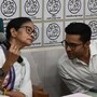 তৃণমূল কংগ্রেসের প্রার্থীতালিকা প্রকাশের সময় মমতা ও অভিষেক বন্দ্যোপাধ্যায়। (ছবি সৌজন্যে সমীর জানা/হিন্দুস্তান টাইমস)