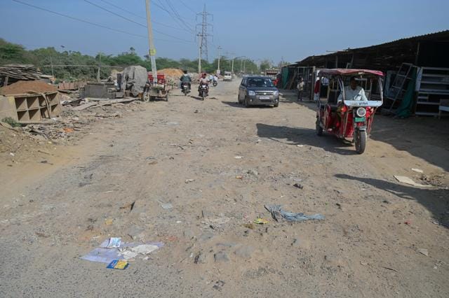Key stretches of Mawai Road found dug up and unsafe. (Parveen Kumar/HT) Key stretches of Mawai Road found dug up and unsafe. (Parveen Kumar/HT)