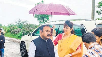 A photo showing Rupali Chakankar, chairperson of the state women’s commission, holding an umbrella for Ashok Kharat was shared widely on social media (Anjali Damania/X) A photo showing Rupali Chakankar, chairperson of the state women’s commission, holding an umbrella for Ashok Kharat was shared widely on social media (Anjali Damania/X)
